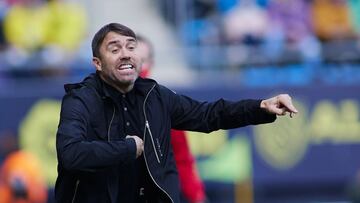 Eduardo Coudet gesticula durante el partido entre el C&aacute;diz y el Celta en el Nuevo Mirandilla.