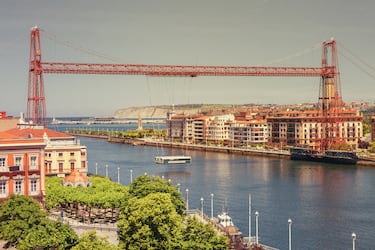 Puente transbordador que une las localidades de Portugalete y Getxo sobre la ría de Bilbao, en Vizcaya. Es una de las obras de ingeniería más singulares del mundo y fue el primer puente de este tipo en ser construido. En 2006, la UNESCO lo declaró Patrimonio de la Humanidad por ser una "excepcional expresión de creatividad que combina a la perfección su funcionalidad y belleza estética".



