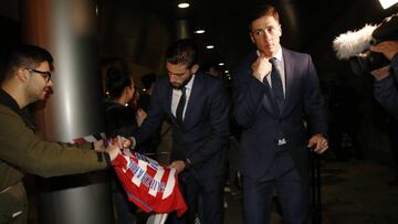 Torres y Carrasco, ayer en la llegada del Atlético a A Coruña.