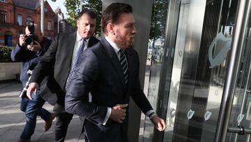 Conor McGregor entra a un juzgado en Dublín.