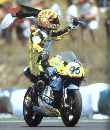 En 1996 el italiano debuta en el mundial con Aprilia-AGV en 125cc. Obtendría ese mismo año su primera victoria en Brno, en el Gran Premio de la República Checa (en la imagen), terminando noveno la temporada con 111 puntos.