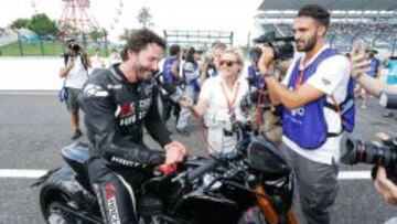 Keanu Reeves, sobre la moto de la marca de la que es copropietario.