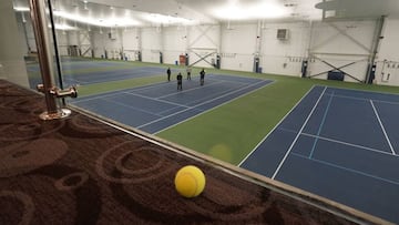 Imagen de las pistas cubiertas de entrenamiento del USTA Billie Jean King National Tennis, sede US Open, que albergar&aacute;n un hospital de campa&ntilde;a para atender a los pacientes con coronavirus de Nueva York. 