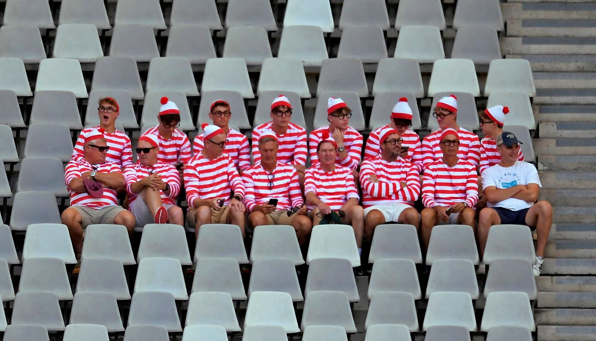 Hemos estado hojeando páginas de libros buscando a Wally, y el adorable personaje llegó con un grupo de amigos para ver tranquilamente el partido de la Serie Mundial Femenina de Rugby Sevens contra China. . Un misterio resuelto por el éxito de un fotógrafo.