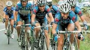 <b>MAGISTRAL. </b>Cuatro compañeros del Liberty tiran de Roberto Heras.