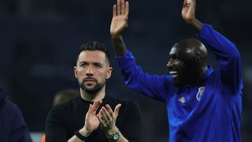 Soccer Football - Primeira Liga - FC Porto v Rio Ave - Estadio do Dragao, Porto, Portugal - February 22, 2026 FC Porto coach Francesco Farioli and Seko Fofana celebrate after the match REUTERS/Rita Franca