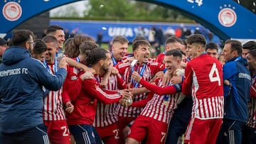 Los jugadores del Olympiacos celebran la Youth League.