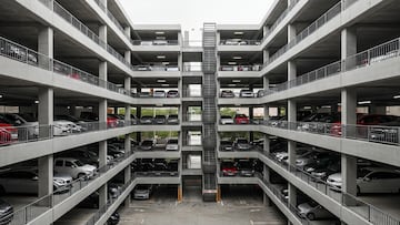 The incident occurred south of Paris, when a couple left their car in a private car park to go on holiday.