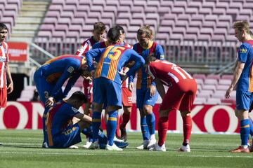 CAMBIO EN EL BARCELONA. Se marcha lesionado Busquets y entra Ilaix Moriba.