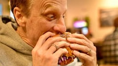 Tony Hawk comiendo una hamburguesa