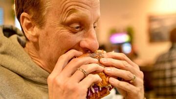 Tony Hawk comiendo una hamburguesa