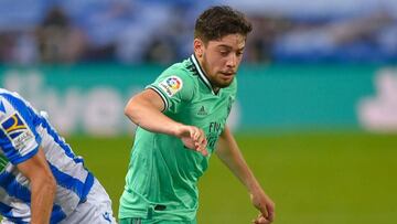 Fede Valverde se zafa de Monreal en una jugada del Real Sociedad-Real Madrid de la 30ª jornada de LaLiga Santander.