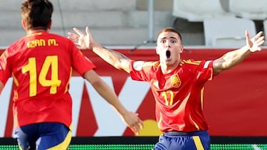 Izan celebra uno de los tantos de Pablo García.