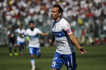 El jugador de Universidad Catlica Jose Pedro Fuenzalida celebra despues de convertir un gol contra Universidad Catlica durante el partido de primera division realizado en el estadio Monumental de Santiago, Chile