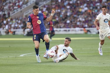 Lewandowski lucha la pelota para marcar el segundo gol de su equipo.