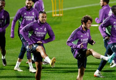 El adiós de Mariano es cuestión de tiempo. Crónica de una marcha anunciada. Desde que aterrizó como fichaje para el Madrid de Lopetegui en 2018 tras golear en el Lyon, el hispanodominicano no ha logrado convencer. Importancia decreciente, ha ido rechazando varias propuestas para salir en mercados anteriores. Estuvo cerca del Valencia, dijo ‘no’ al Rayo y Fenerbahçe le llegó a poner sobre la mesa un contrato de 5 millones de euros al año, el que demandaba el delantero. Desde el club le dejaron claro su situación en verano y que no entraba en los planes. Pero en ningún caso terminó cristalizando operación alguna y Mariano es testimonial para Ancelotti, con 25 minutos disputados. El 30 de junio, el de Premià de Mar hará las maletas después de mucho sinsabor en el Madrid.