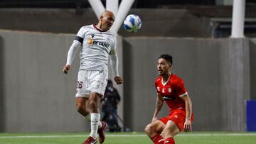 Futbol, Union La Calera vs Deportes La Serena. 
Decimocuarta fecha, campeonato nacional 2022. 
El jugador de Deportes La Serena Humberto Suazo, izquierda, disputa el balon con Henry Sanhueza de Union La Calera durante el partido de primera division realizado en el estadio Nicolas Chahuan de La Calera, Chile. 
21/05/2022 
Raul Zamora/Photosport 
Football, Union La Calera vs Deportes La Serena. 
14th date, 2022 national championship. 
Deportes La Serena’s player Humberto Suazo, left, vies for the ball with Henry Sanhueza of Union La Calera during the first division match at Nicolas Chahuan stadium in La Calera, Chile. 
21/05/2022 
Raul Zamora/Photosport