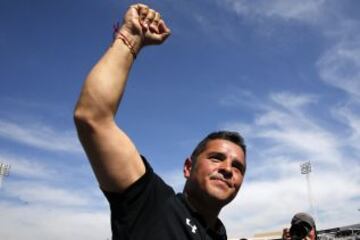 Héctor Tapia celebra emocionado su primer título como técnico profesional.