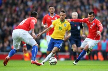 Neymar, Gonzalo Jara y Gary Medel 
