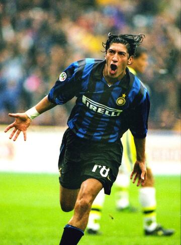 El 'Bam-Bam' arribó a Milán con el Inter en 1996 proveniente del Real Madrid y anotó 40 goles en la Serie A.