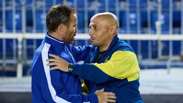 Diego Testas head coach of Cruz Azul and Angel Villacampa head coach of America during the 1st round match between America and Cruz Azul as part of the Torneo Clausura 2025 Liga MX Femenil at Ciudad de los Deportes Stadium on January 06, 2025 in Mexico City, Mexico.