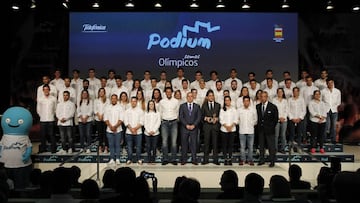 Los becados, con Rafa Nadal, Alejandro Blanco y directivos de Telefónica.