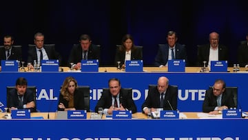 SAN SEBASTIÁN, 29/11/2022.- El presidente de la Real Sociedad, Jokin Aperribay (c-abajo), se presenta a la reelección en la Junta General de Accionistas del club donostiarra, este martes en el Palacio de Congresos y Auditorio Kursaal, en San Sebastián. EFE/ Gorka Estrada