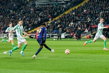 Lamine se ha estrenado ante el Betis con un gol y una asistencia en el mismo partido. Ha jugado 92, 75 con el Bar?a y 17 con la Seleccin.