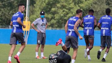 Fernando V&aacute;zquez, en un entrenamiento en Abegondo.