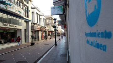 GRAFAND5323. LA LINEA DE LA CONCEPCI&Oacute;N (C&Aacute;DIZ), 11/01/2021.- Comercios cerrados en la calle Real de la L&iacute;nea de la Concepci&oacute;n (C&aacute;diz), hoy lunes cuando han entrado en vigor las nuevas restricciones en Andaluc&iacute;a po