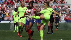 Mapi Le&oacute;n y Ludmila, durante un Cl&aacute;sico Atl&eacute;tico-Bar&ccedil;a.