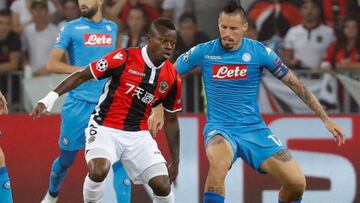 Jean Michael Seri, en acci&oacute;n ante Marek Hamsik.