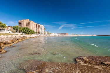 Playa urbana de arena fina, ideal para el turismo familiar gracias a sus aguas tranquilas y servicios completos. Cuenta con Bandera azul, accesos adaptados, vigilancia, duchas y zonas de ocio. Su ubicación junto al puerto pesquero y deportivo le otorga un ambiente animado pero acogedor. Rodeada de restaurantes y comercios, por lo que es una opción ideal para pasar un día entero. 