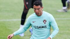 Cristiano Ronaldo, durante una sesi&oacute;n de entrenamiento de Portugal.