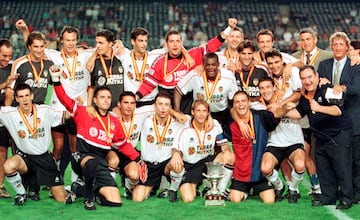 Fue campen en 1999 y subcampen en tres ocasiones. En la foto, el Valencia posa con la Supercopa de 1999. 