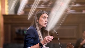 La diputada y portavoz de Junts, Miriam Nogueras, interviene durante la primera sesión del debate de investidura de Pedro Sánchez como presidente de Gobierno, en el Congreso de los Diputados, a 15 de noviembre de 2023, en Madrid (España). El Salón de Plenos del Congreso acoge hoy y mañana, 16 de noviembre, el debate de investidura del presidente del Gobierno en funciones, Pedro Sánchez. El secretario general del PSOE tiene el apoyo de 179 diputados de los 350 del Congreso. Está previsto que votarán a favor de que el líder socialista sea presidente del Gobierno tras exponer su programa PSOE, Sumar, ERC, Junts, EH Bildu, PNV, BNG y Coalición Canaria frente a los 171 en contra de PP, Vox y UPN. El acto se celebra en un momento de tensión por las concentraciones en la sede del PSOE en Ferraz y protestas en contra de la ley de amnistía registrada por los socialistas que beneficia a los implicados del 'procés'.
15 NOVIEMBRE 2023;INVESTIDURA;CONGRESO;PSOE;SÁNCHEZ;PP;VOX;SUMAR;JUNTS;BILDU;BNG;AMNISTÍA;ERC;POLÍTICA;DIPUTADOS
Diego Radamés / Europa Press
15/11/2023