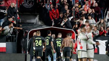 Los jugadores del Real Madrid se retiran a su vestuario después de perder 3-2 ante el Rayo Vallecano.