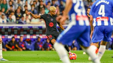 0-1. Recibe el balón Lamine Yamal en su banda, avanza hacia dentro y en el balcón del área suelta un zurdazo que entra por la escuadra del palo largo de Joan García. Imparable para el guardameta perico.