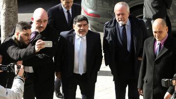 Aurelio de Laurentiis,presidente del Nápoles y segundo por la derecha, a su llegada a Madrid el pasado martes junto con Maradona.