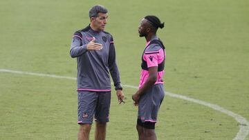 Doukouré y Muñiz hablan durante el entrenamiento.