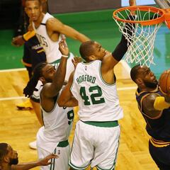 LeBron (38+9+7) y Love (32) aplastan a los Celtics