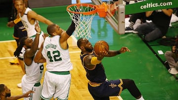 LeBron James anota pese a la presencia de Crowder y Horford.