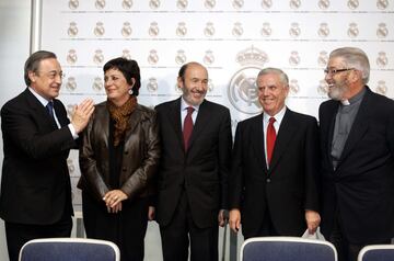 En 2009 Rubalcaba, como Ministro del Interior, y Florentino Pérez en la firma del Convenio entre el Real Madrid y las Instituciones Penitenciarias.