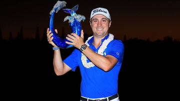 Justin Thomas posa con el trofeo de ganador del Sentry Tournament Of Champions en el Kapalua Plantation Course de Kapalua, Hawaii.