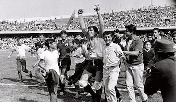 Action photo of America team, 1965/ Foto de acci&#xf3;n del equipo America 1965.
Action photo of America team, 1965/ Foto de accin del equipo America 1965.