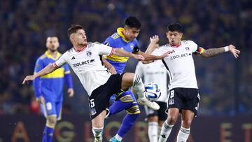 Soccer Football - Copa Libertadores - Group F - Boca Juniors v Colo Colo - La Bombonera, Buenos Aires, Argentina - June 6, 2023 Boca Juniors' Guillermo Fernandez in action with Colo Colo's Leonardo Gil and Colo Colo's Esteban Pavez REUTERS/Agustin Marcarian