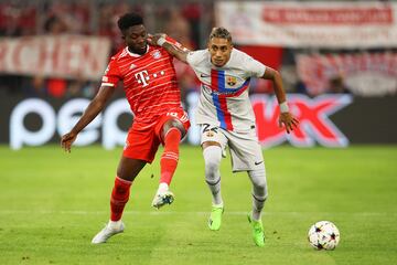 Alphonso Davies y Raphinha.