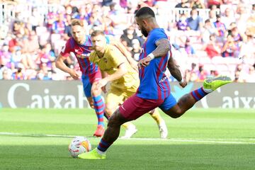 ¡¡MARCA MEMPHIS!! ¡Engañó a Aitor Fernández en su lanzamiendo desde los once metros para abrir el marcador! ¡Disparó con potencia ajustando el balón al palo!