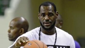 LeBron James ficha por los Miami Heat