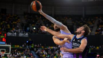 Galán, ante el barcelonista Sanli